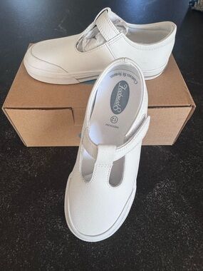 FootMates White and Brown Shoe Box with Blue Logo